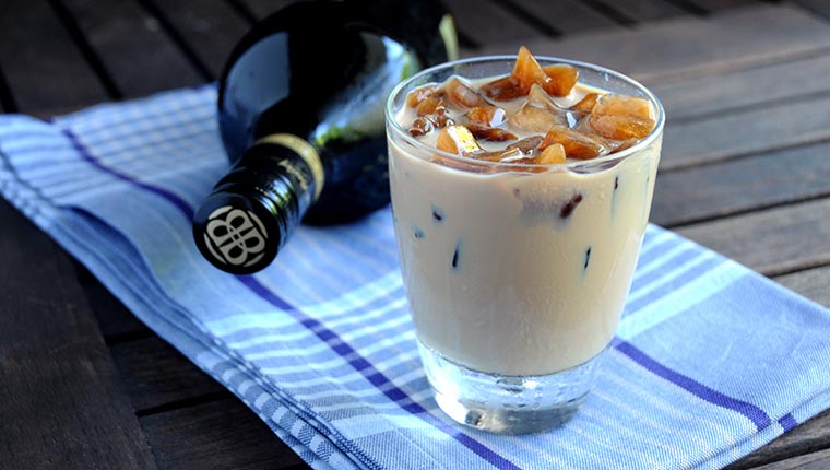 sử dụng đá viên tinh khiết