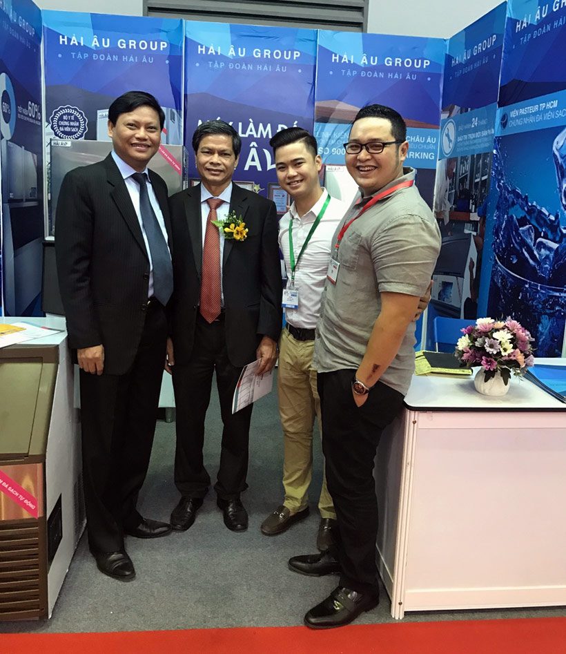 khach-hang-tham-gian-hang-may-lam-da-hai-au