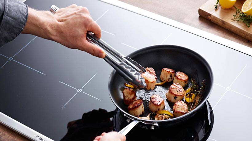 dùng chảo nấu dung chao nau